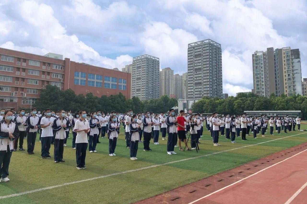 乘风破浪逐梦七月武汉汉铁高级中学举行高三毕业典礼